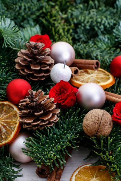 Guirnalda Navidad Tradicional Con Abeto Conos Bolas Naranjas Secas Tiempo — Foto de Stock