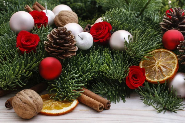 Tradycyjna Girlanda Świąteczna Jodłą Szyszkami Bombkami Suszonymi Pomarańczami Czas Świąteczny — Zdjęcie stockowe