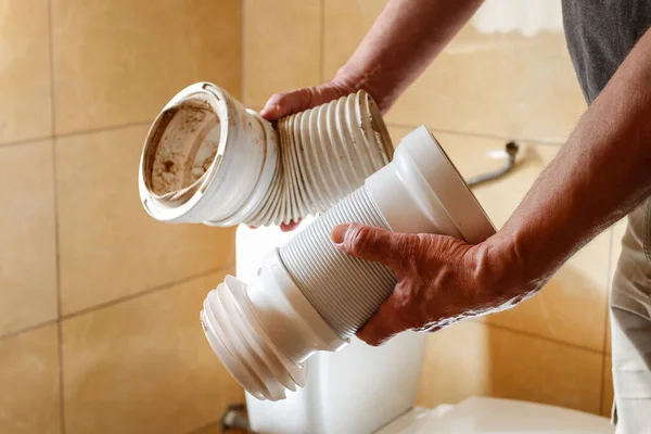 Bir Tesisatçı Bozuk Bir Tuvaleti Tamir Ediyor Hijyenik Servis — Stok fotoğraf