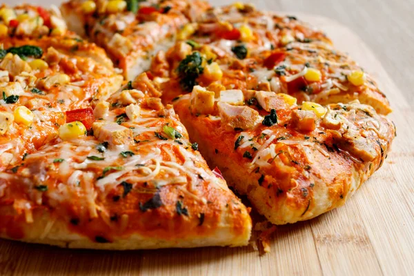真正的意大利自制披萨配菜火腿和奶酪午饭时间 — 图库照片
