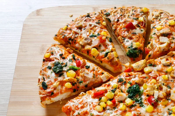 Prawdziwa Włoska Pizza Domowej Roboty Warzywami Szynką Serem Czas Lunch — Zdjęcie stockowe