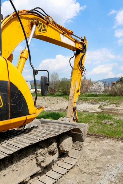 Large Excavator Parked Parking Lot Ordinary Cars — Stock Photo, Image