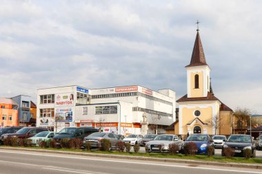 Trstena, Slovakya 'daki eski tip mağaza ve St. George Kilisesi.