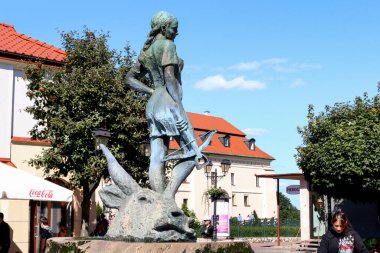 Polonya 'nın Niepolomice kentindeki ana pazar meydanındaki avcı kadının anıtı..
