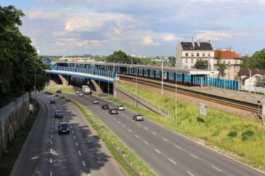 Polonya, Krakow 'da bir yol ve tren istasyonu.