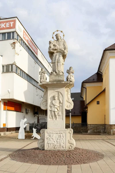 斯洛伐克特尔斯坦纳老城的一座路边神龛 — 图库照片
