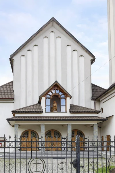 波兰Szczawa的一座现代教堂 — 图库照片