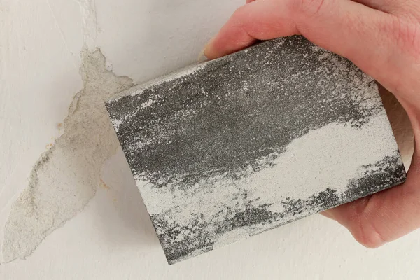 Kişi Eski Alçıyı Zımpara Kağıdıyla Temizler Yenilenmesi — Stok fotoğraf