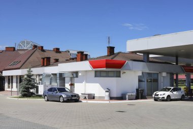 Polonya 'nın Nowy Targ kentinde tipik bir benzin istasyonu..