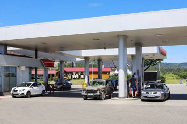 Polonya 'nın Nowy Targ kentinde tipik bir benzin istasyonu..