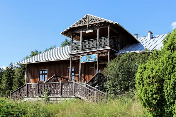 在Czorsztyn湖上设有高地人别墅的露天博物馆 — 图库照片