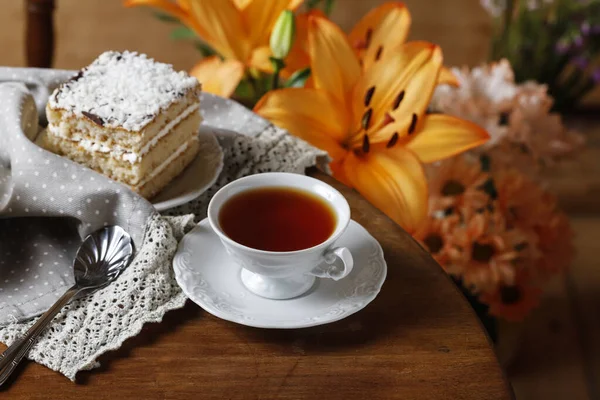 テーブルの上にお茶と層バニラとチョコレートケーキのカップ パーティーデザート — ストック写真