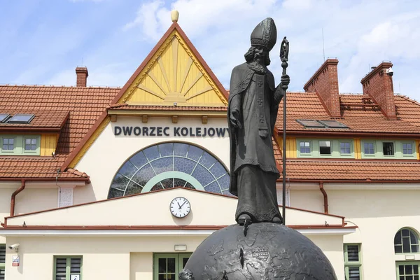 Statyn Nicholas Framför Järnvägsstationen Rabka Zdroj Polen — Stockfoto
