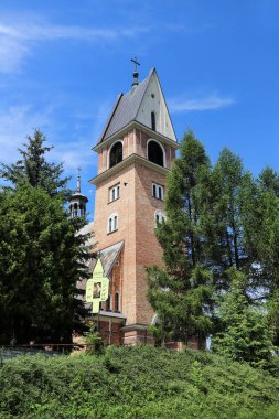 Polonya 'nın Skomielna Biala kentindeki bir kilise için tuğla yapımı çan kulesi.