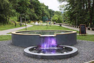 Polonya, Rabka-Zdroj 'da çeşitli sağlık etkilerine sahip çeşmelerle su sağlığı yolu.