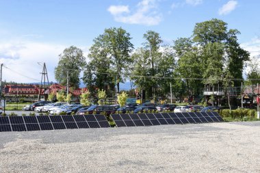 Köyde güneş panelleri olan istasyon.