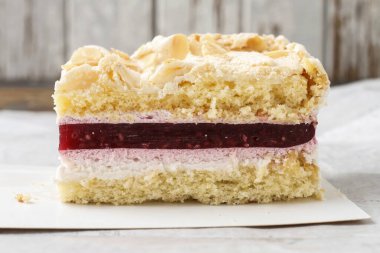 Kremalı meyveli pasta ve ahududu sosu. Parti tatlısı