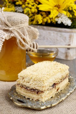 Masanın üzerinde ballı pasta var. Parti tatlısı