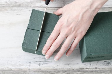 Kadın çiçekli köpük kesiyor. Hobi zamanı