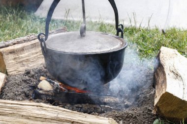 Tarihi festival sırasında bir ortaçağ kamp ateşi. Yemek zamanı.