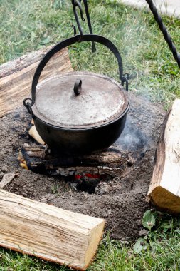 Tarihi festival sırasında bir ortaçağ kamp ateşi. Yemek zamanı.