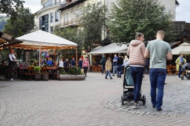 Krupowki street, şehrin ana promenade, Zakopane, Polonya.