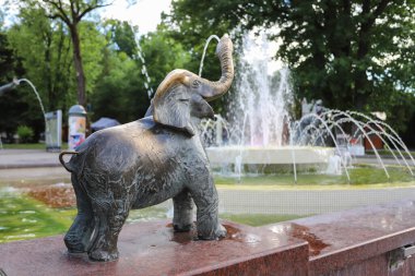 Polonya 'daki Rabka Zdroj sağlık merkezinin önünde filli çeşme.