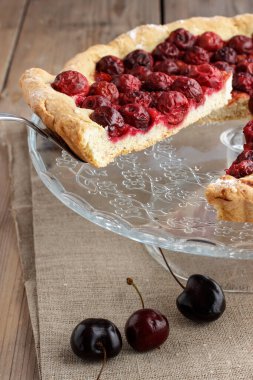 Bir parça vişneli turta. Parti tatlısı