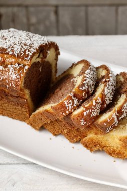 Tabakta dilimlenmiş hindistan cevizli kek. Parti tatlısı