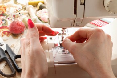 Bir kadın dikiş makinesi kullanır. Hobi zamanı