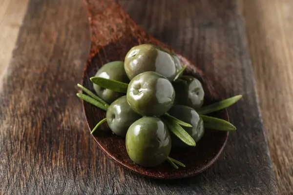 Grüne Oliven Auf Einem Kochlöffel Gesunde Ernährung — Stockfoto