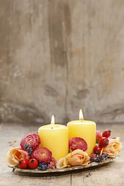 Table Decoration Two Yellow Candles Autumn Flowers Party Decor — Stock Photo, Image