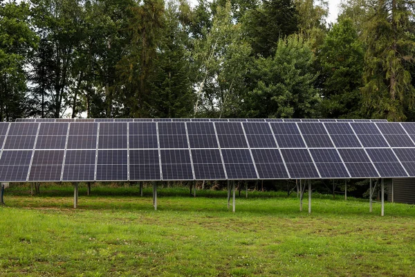 Stanice Solárními Panely Vesnici Eko Energie — Stock fotografie