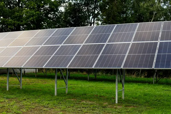 Stanice Solárními Panely Vesnici Eko Energie — Stock fotografie