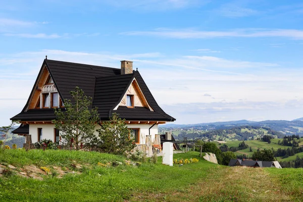 Dağlarda misafir evleri. Zakopane civarındaki turizm altyapısı..