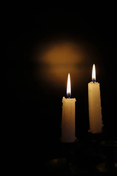 Zwei Kerzen Und Dramatische Beleuchtung Auf Braunem Holzgrund Grafische Rankings — Stockfoto