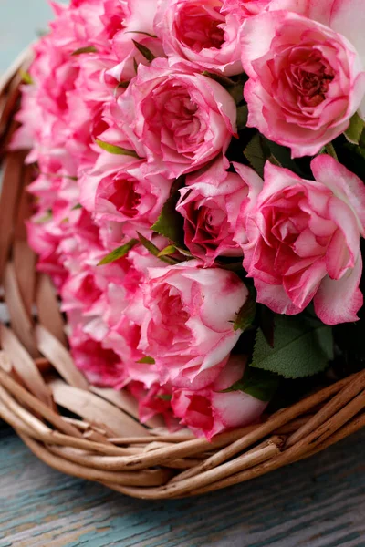 Ροζ Τριαντάφυλλα Ψάθινο Καλάθι Διακόσμηση Πάρτι — Φωτογραφία Αρχείου