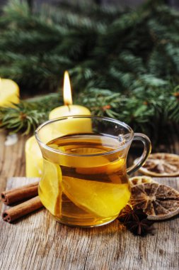 Noel süslemeleri arasında bir fincan sıcak çay. Sıcak bir atmosfer. Parti zamanı