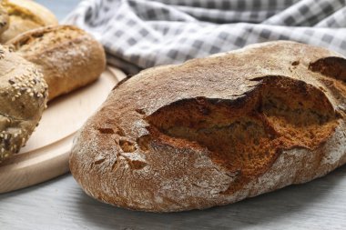 Tahta masada ekmek ve rulo. Kahvaltı zamanı.