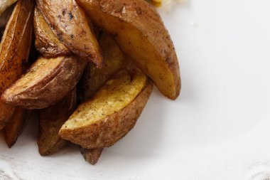 Tabakta fırında patates. Öğle yemeği vakti.