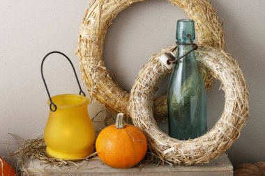 Tahta masadaki balkabakları, mevsimlik dekorasyon. Sonbahar dekoru