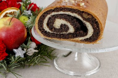 Haşhaş tohumlu pasta ve Noel süslemeleri. Parti tatlısı