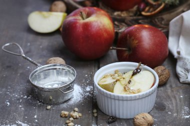 Elma bal ve müsli ile pişirildi. Sağlıklı yemek.