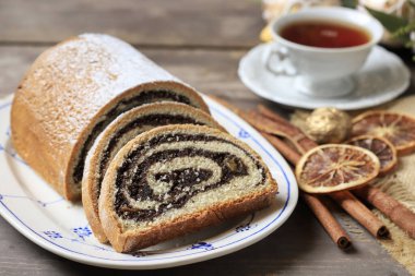 Haşhaşlı kek ve geleneksel Noel süslemeleri. Şenlikli tatlı.