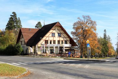 Tatras 'ta bir tatil köyünde turistler için otel ve restoran.