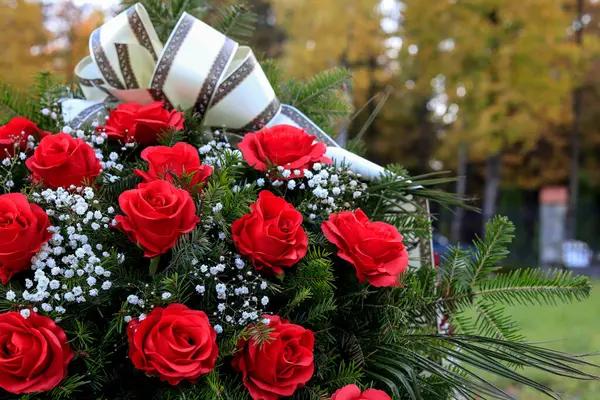 Στεφάνι Κηδείας Κόκκινα Τριαντάφυλλα Διακόσμηση Λουλουδιών Για Τον Τάφο Τελευταίο — Φωτογραφία Αρχείου