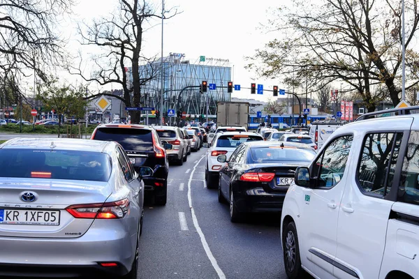 Polonya 'nın Krakow şehrinde trafik sıkışık..