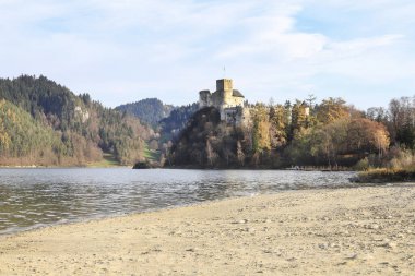 Niedzica Castle olarak da bilinen Dunajec Castle Niedzica, Polonya.