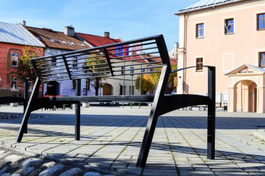SPISSKA BELA, SLOVAKIA - Şehir meydanındaki belediye binasının önünde modern bir bank.