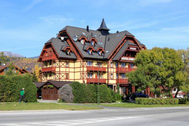 TATRANSKA LOMNICA, SLOVAKIA - Tatras 'ta bir tatil kentinde turistler için otel ve restoranlar.